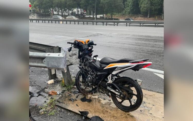 Lelaki Maut Motosikal Rempuh Besi Pembahagi Jalan - Kosmo Digital