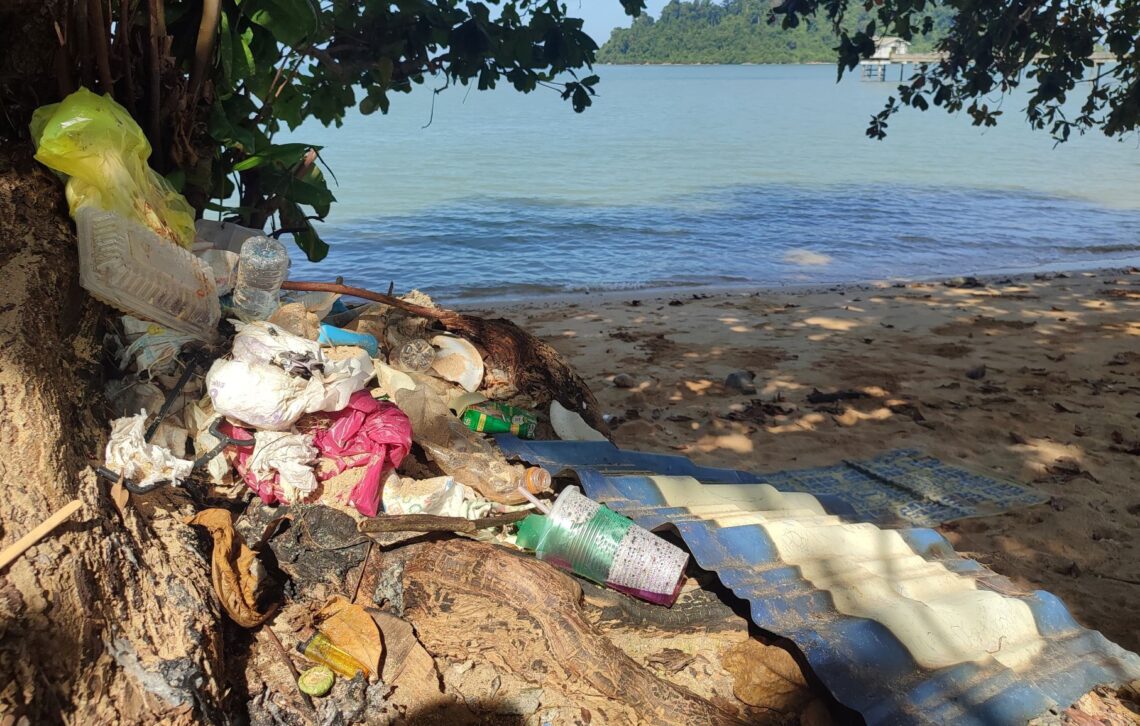 Pantai Cantik Tapi Penuh Sampah, Berbau Busuk - Kosmo Digital