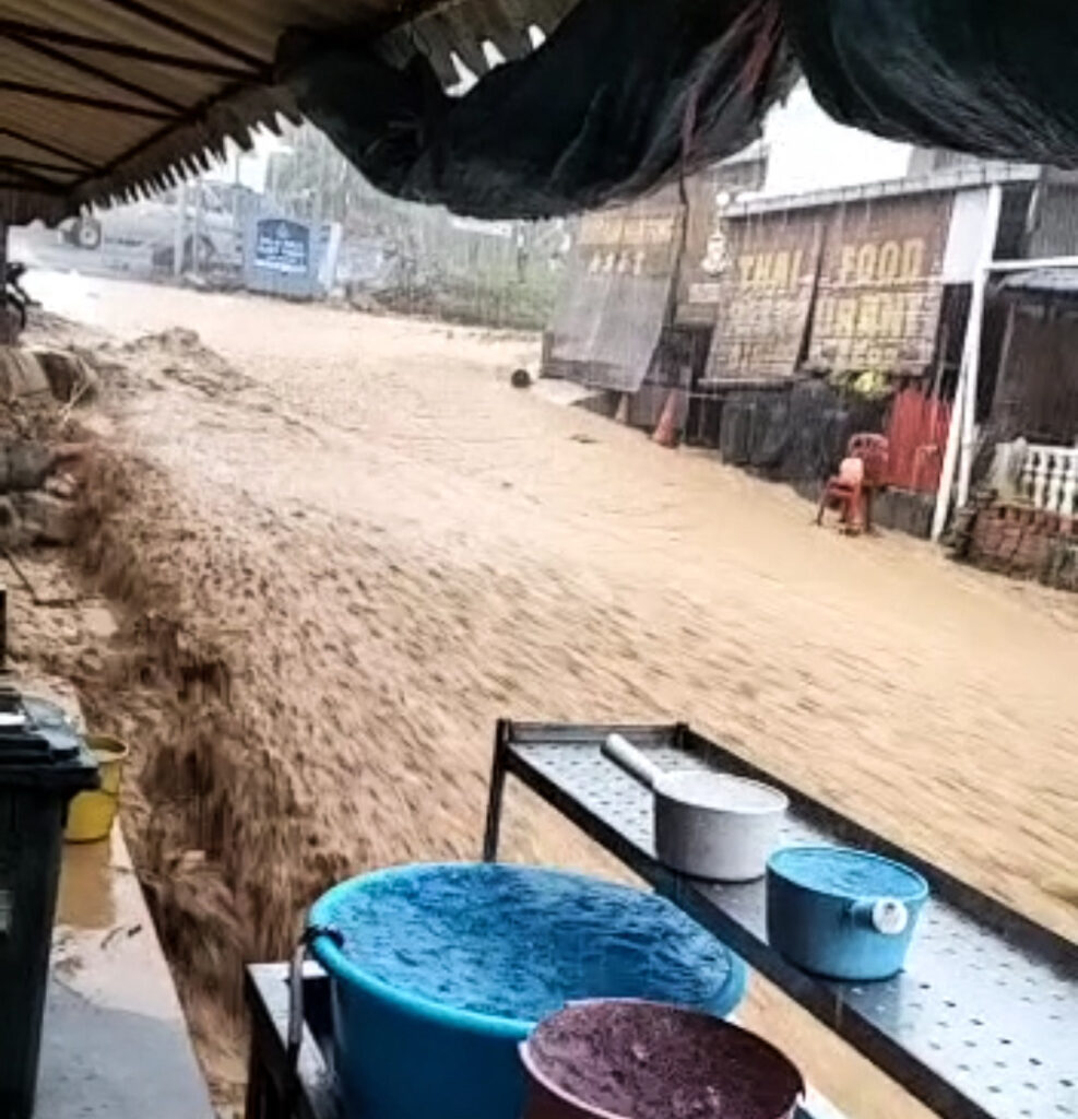 Tinggal Di Atas Bukit Tinggi Pun Kena Banjir - Kosmo Digital