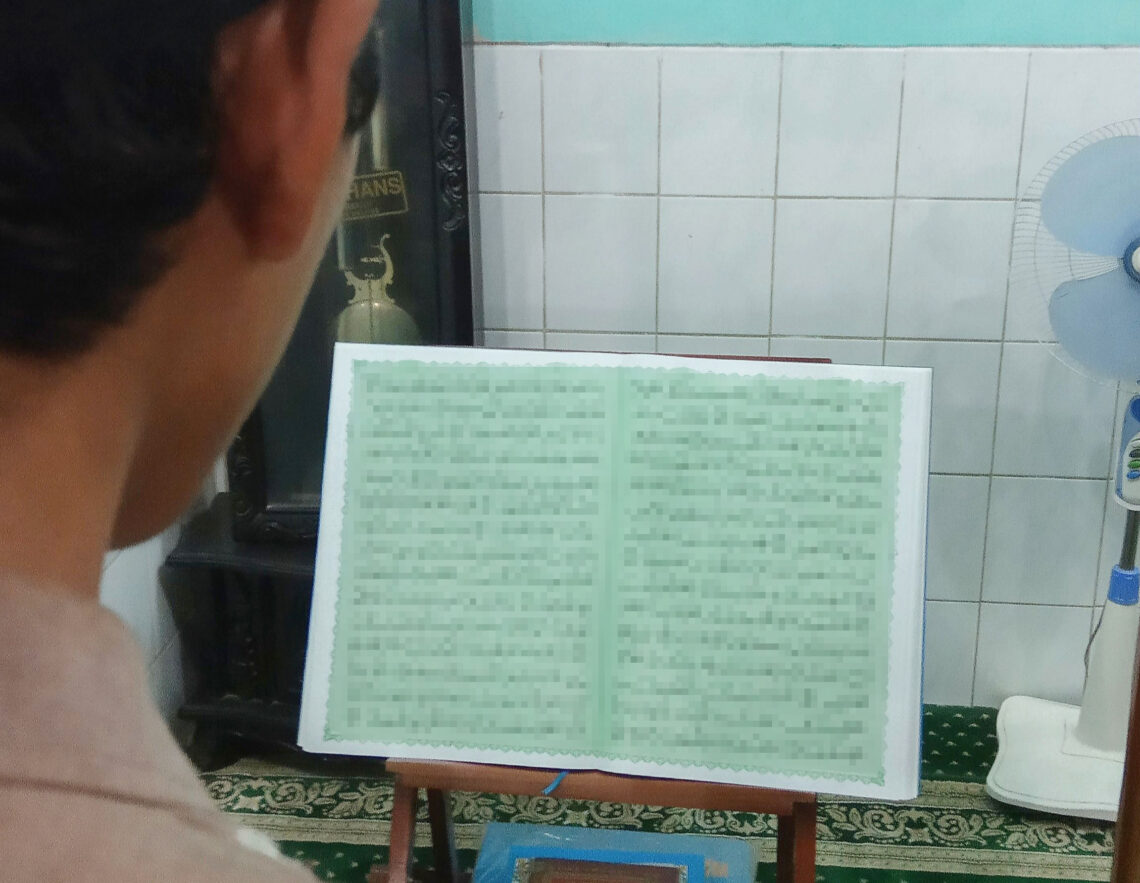 Hukum Membaca Mushaf Al-Quran Ketika Solat - Kosmo Digital