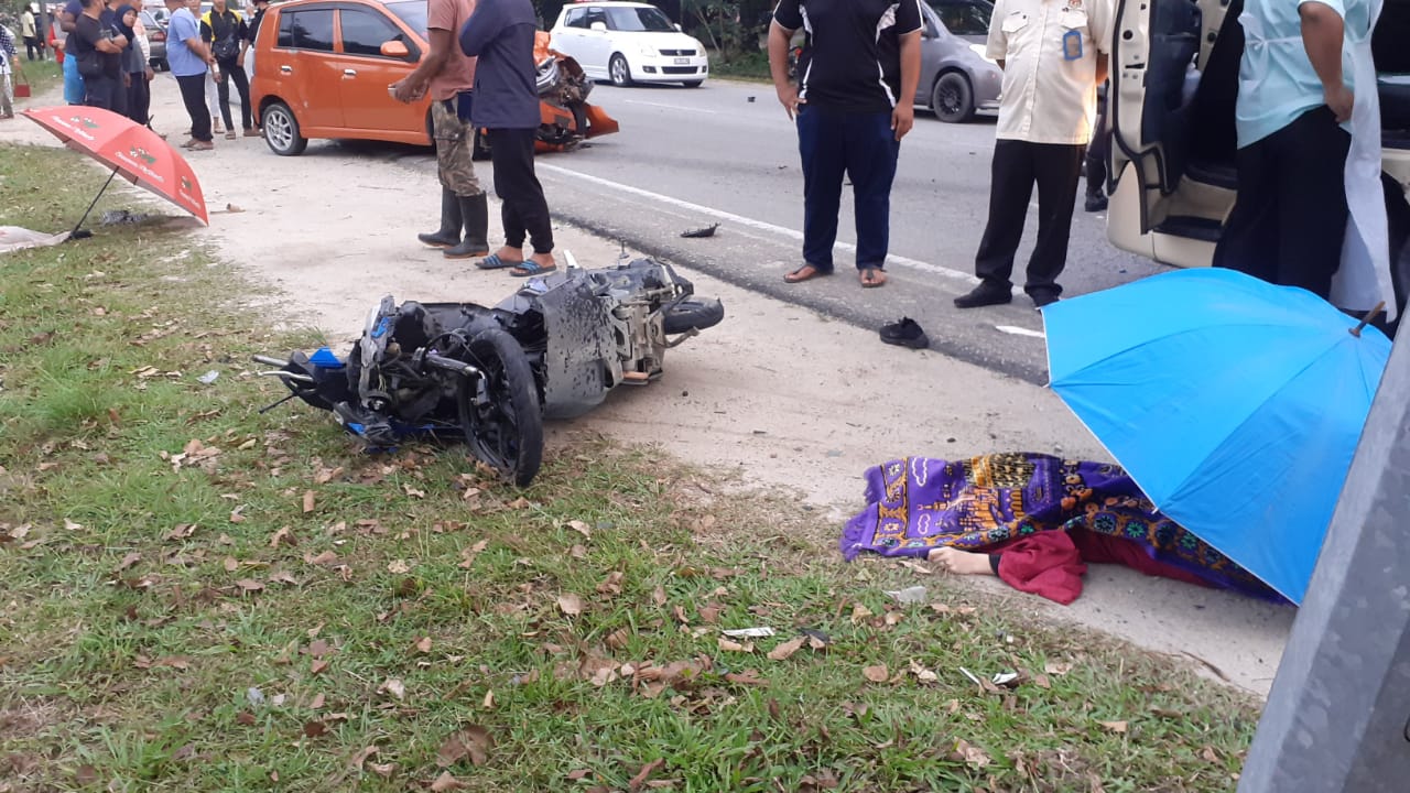 Dua beradik maut, motosikal dirempuh kereta terbabas