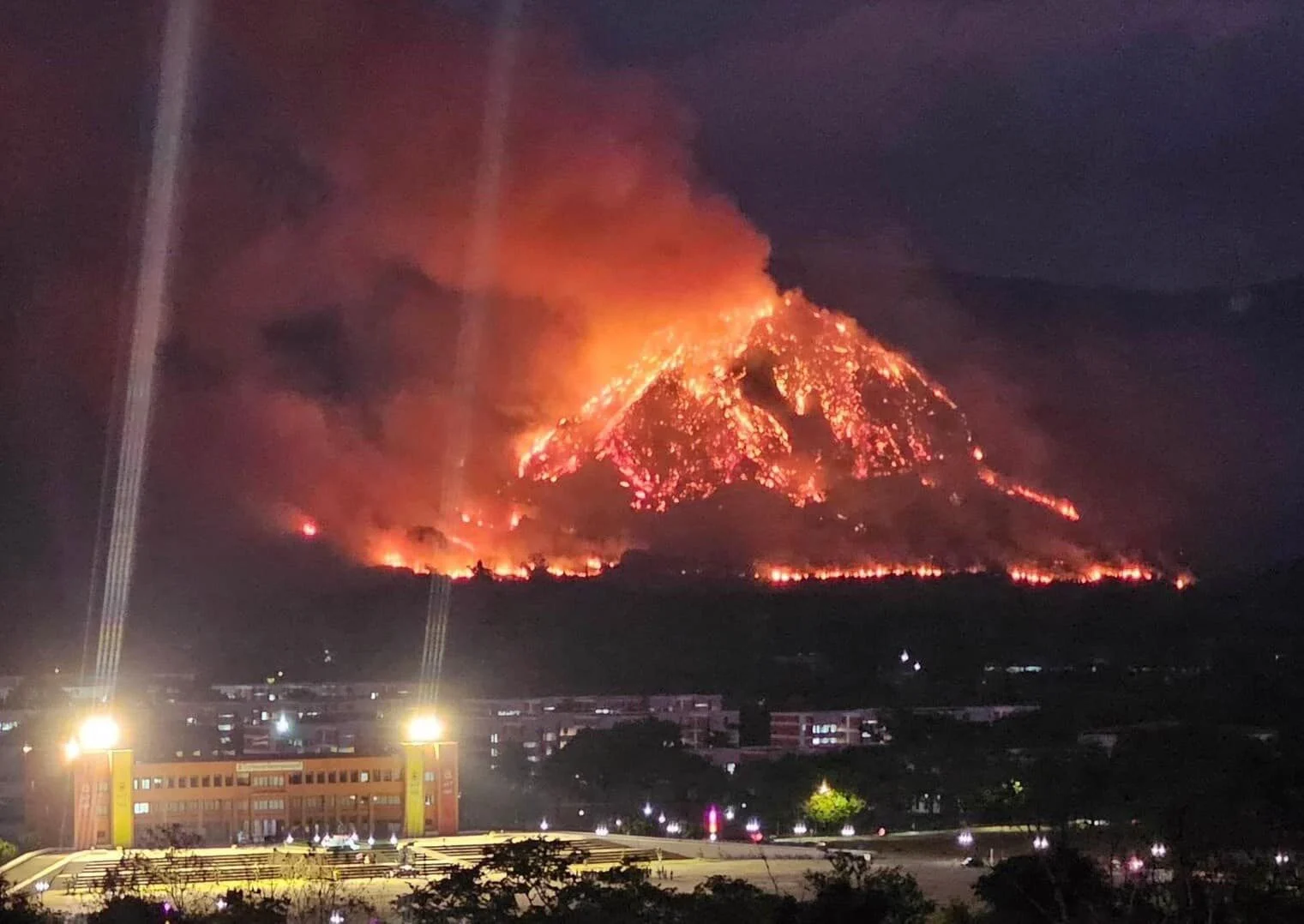 Gunung di Thailand terbakar – Kosmo Digital