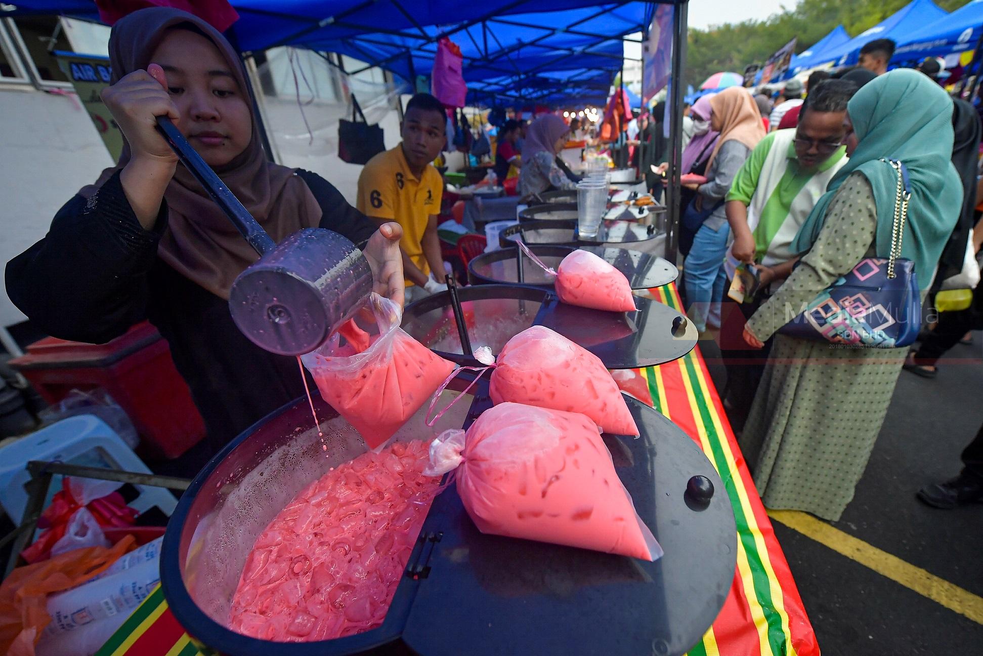 Air pisang strawberi minuman pilihan berbuka puasa