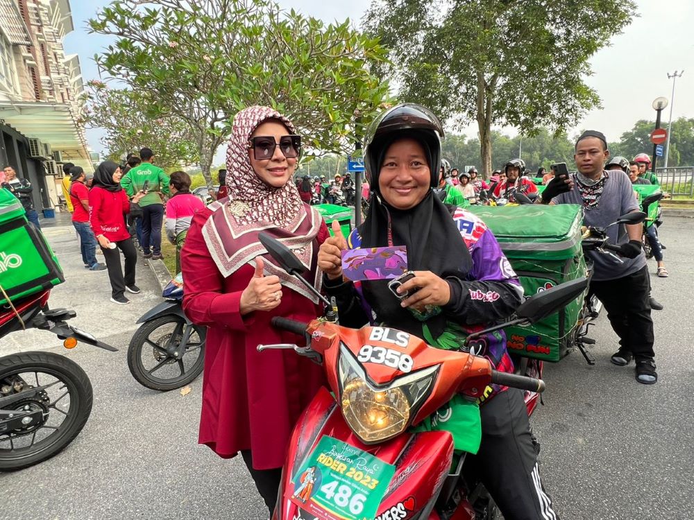 Eskayvie sumbang juadah, duit raya kepada 600 penghantar barang