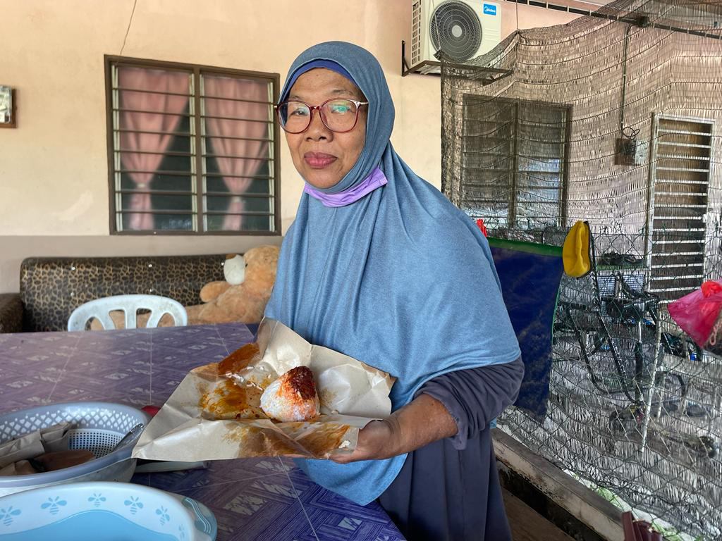 Wanita jual nasi lemak, mi goreng RM1