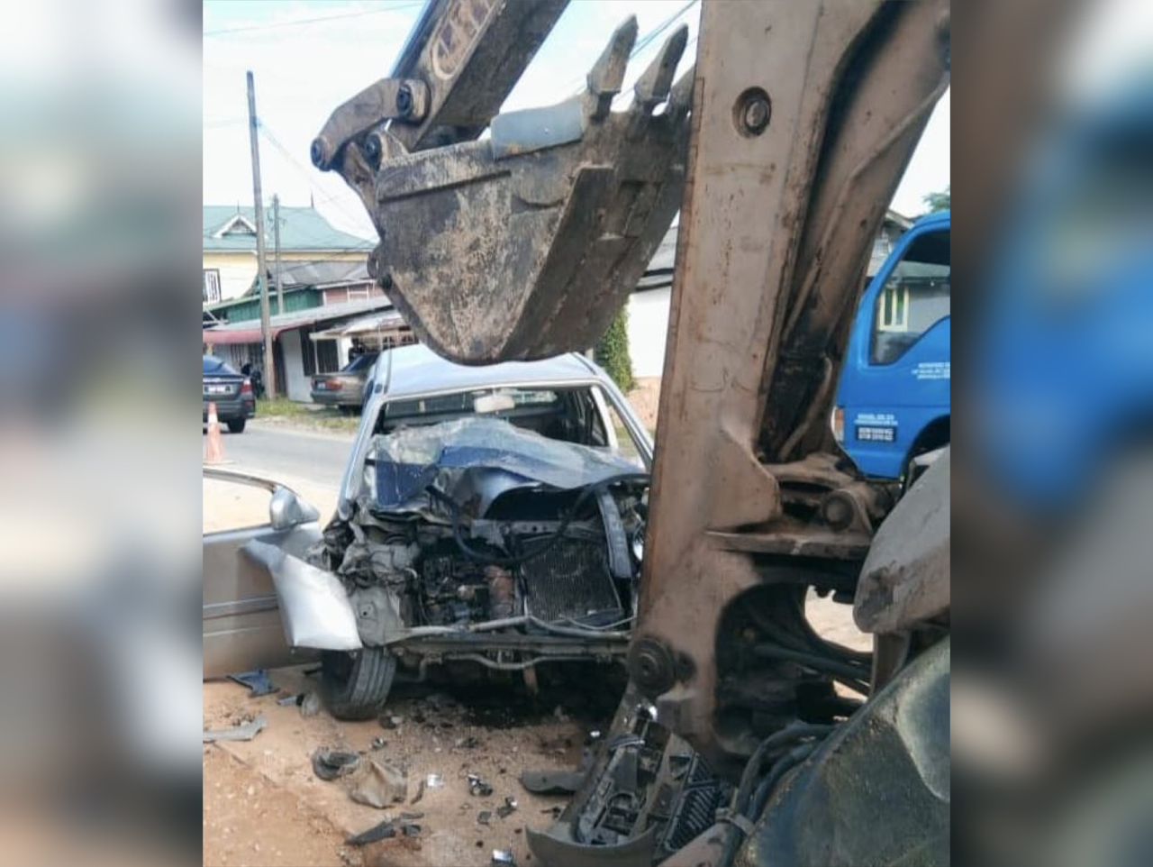 Mekanik maut, Perodua Kancil rempuh belakang jentolak