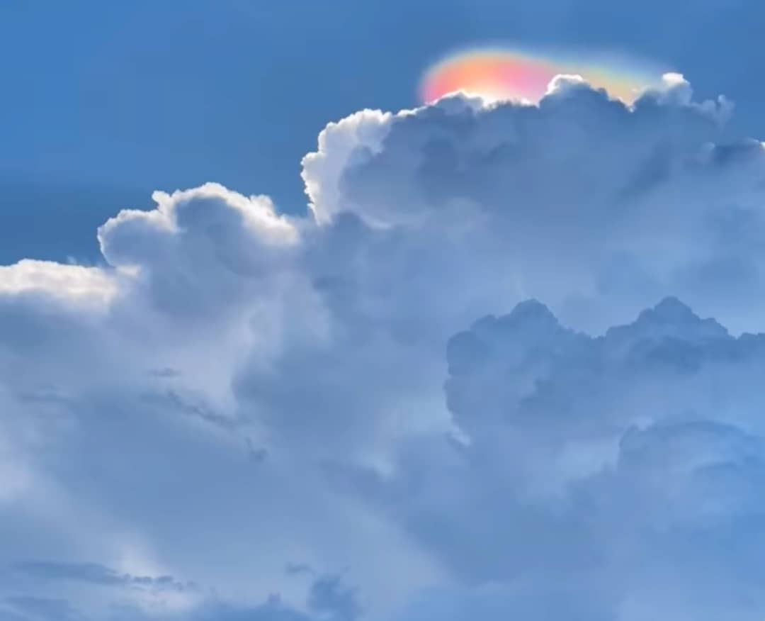 [VIDEO] Fenomena awan pelangi warnai Kuala Terengganu