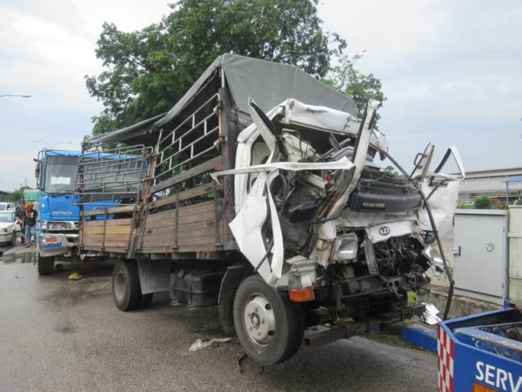 Langgar Lampu Merah, Pemandu Lori Maut Kemalangan 6 Kenderaan - Kosmo ...