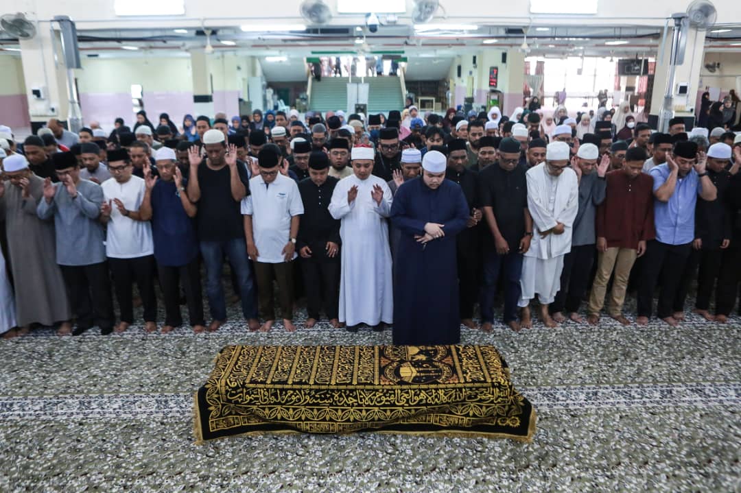 [VIDEO] Nahas Elmina: Jenazah Allahyarham Johari selesai disolatkan