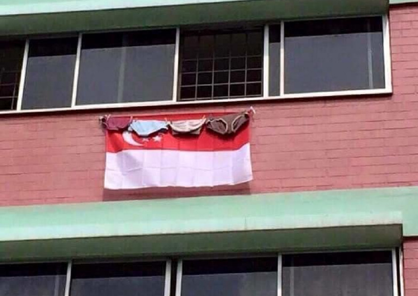 Foto seluar dalam disidai di sisi bendera kebangsaan rupanya gambar lama