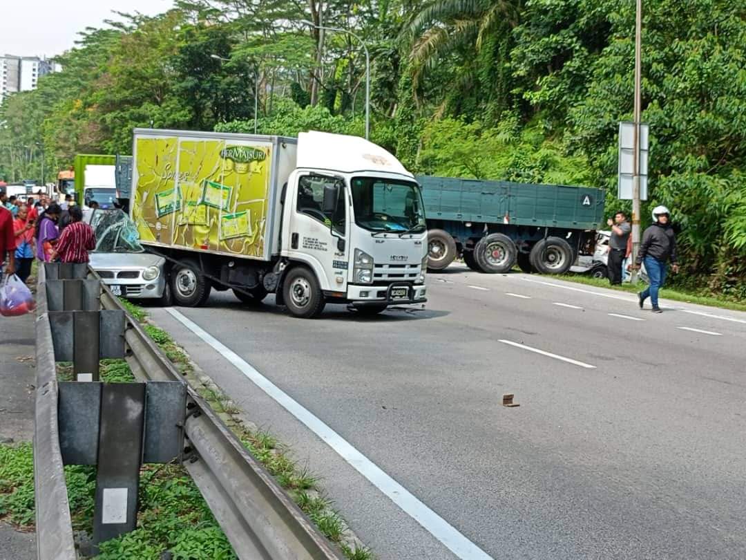 [VIDEO]Treler rosak mengundur rempuh 7 kenderaan di Rawang