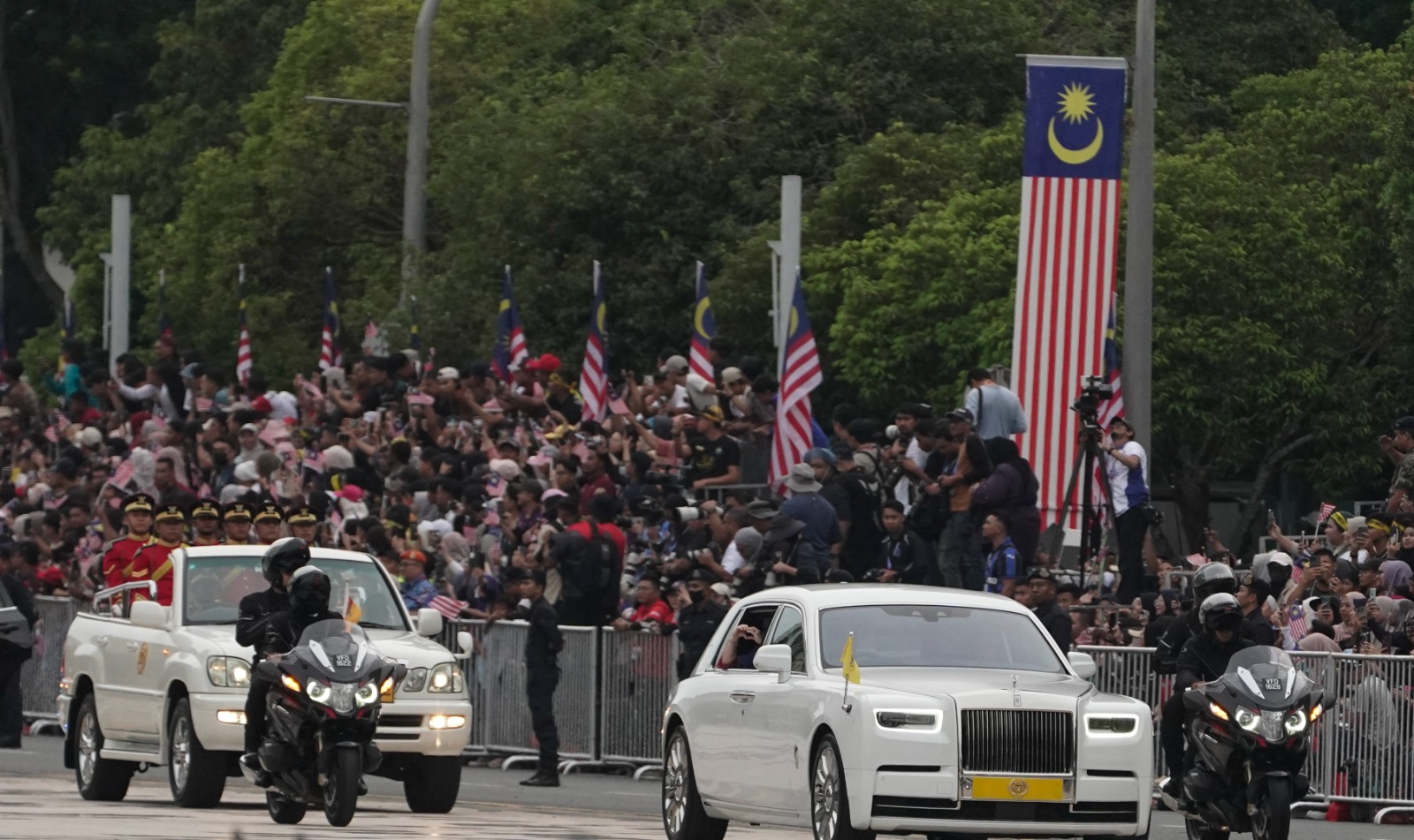 Hari Kebangsaan: Ketibaan Agong, Raja Permaisuri dapat tepukan gemuruh