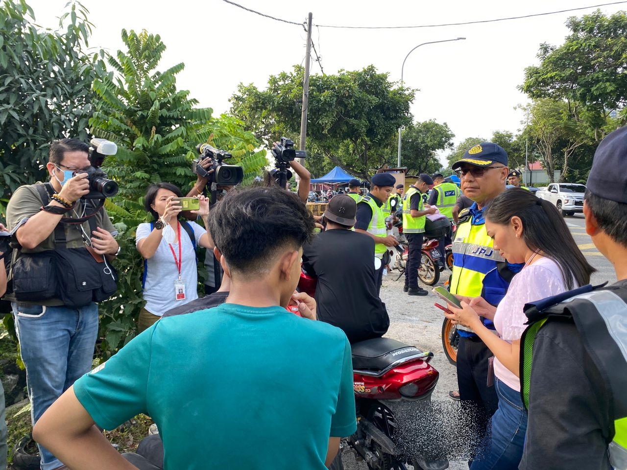 Rumah dekat bukan alasan tak pakai topi keledar