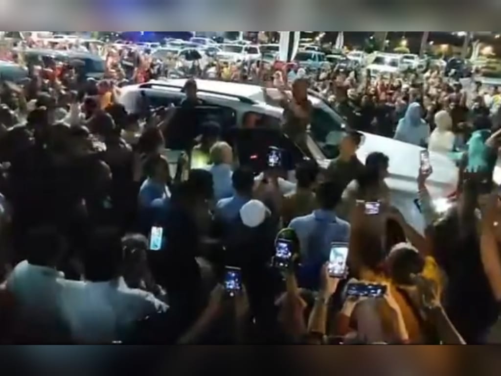 [VIDEO] Lebih 10,000 rakyat sambut Agong, Raja Permaisuri di Lawas malam ini