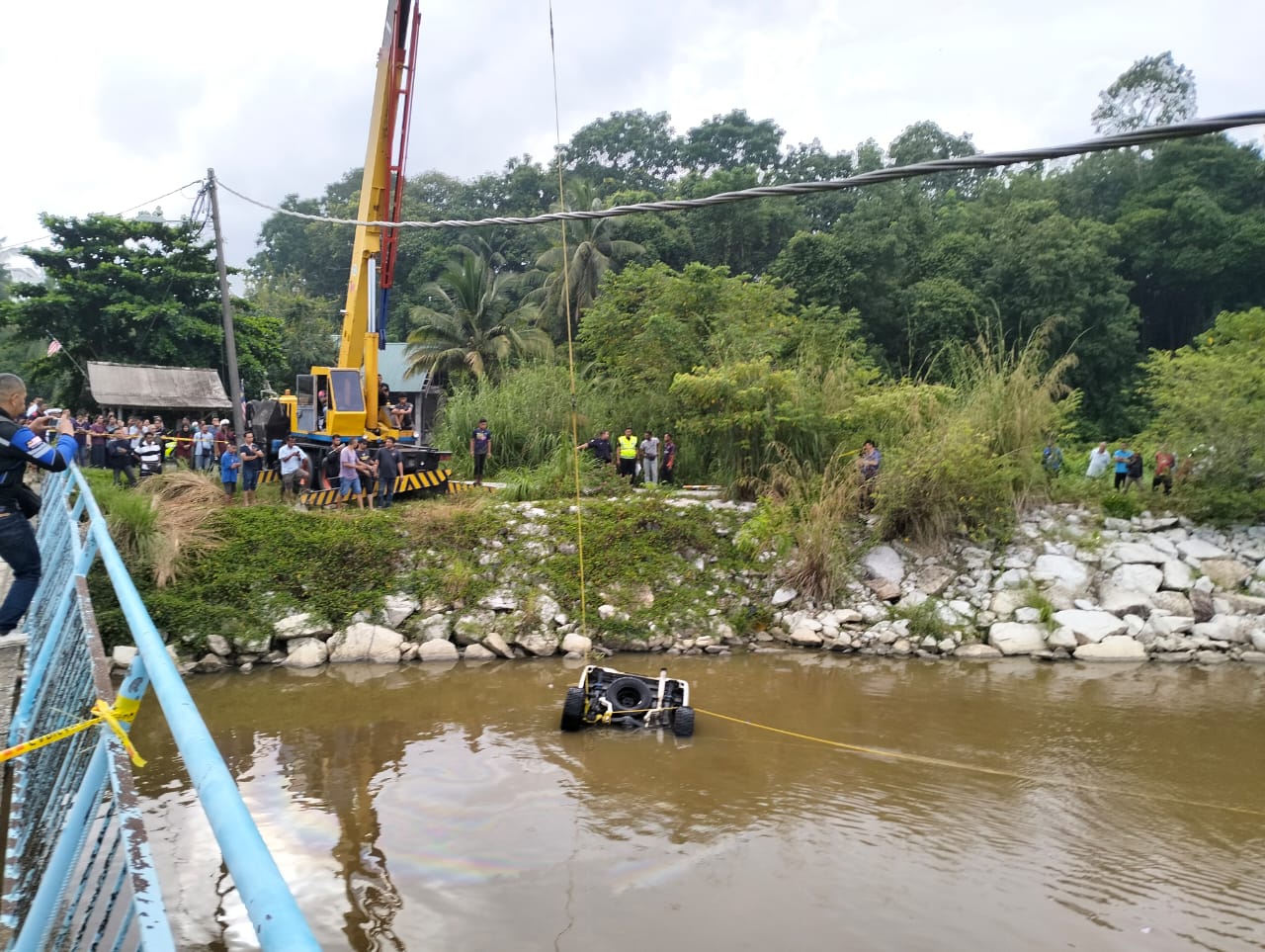 Dua lelaki dikhuatiri lemas, Toyota Hilux terjunam dalam sungai