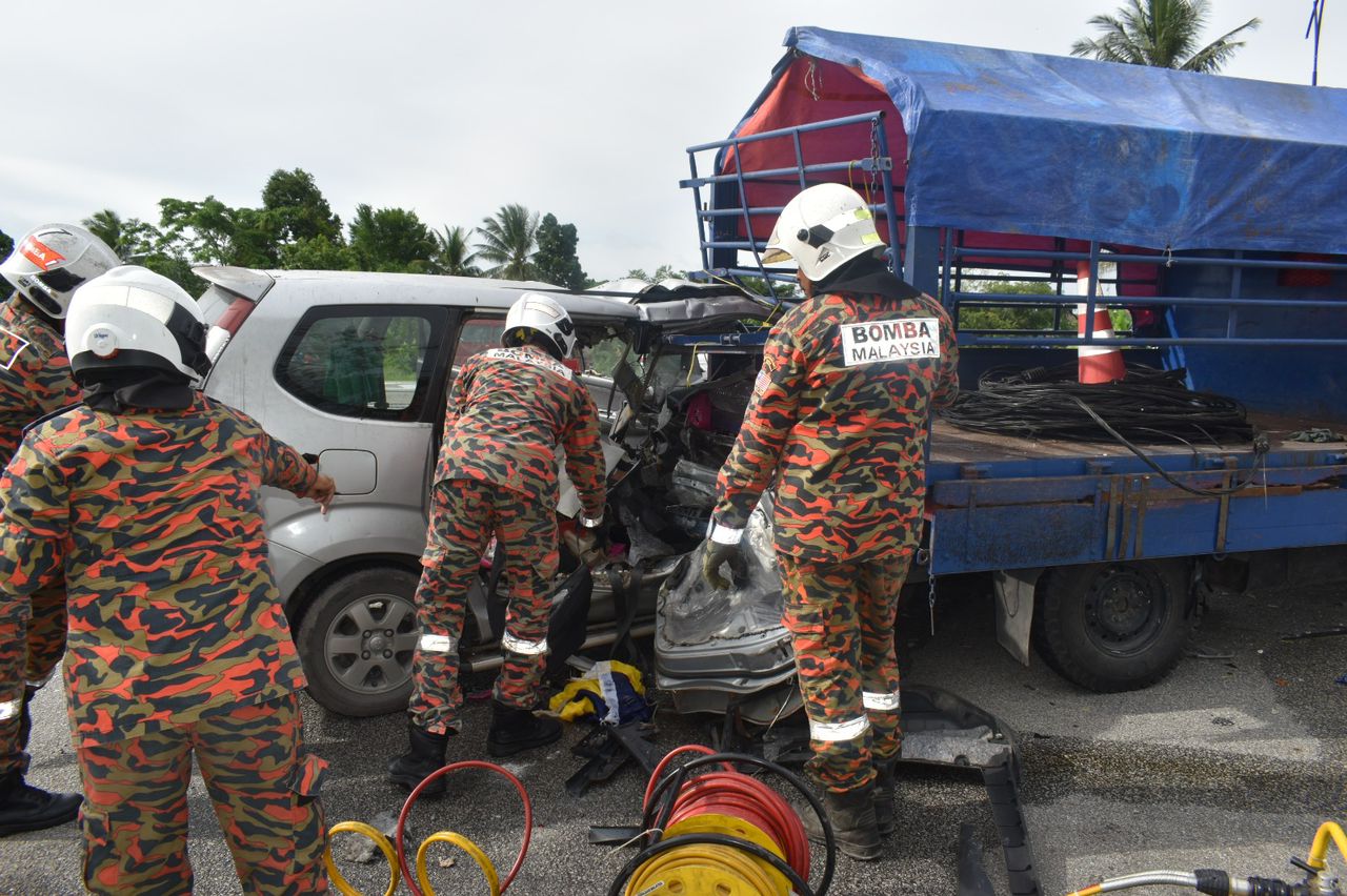 MPV lori merempuh Toyota Avanza