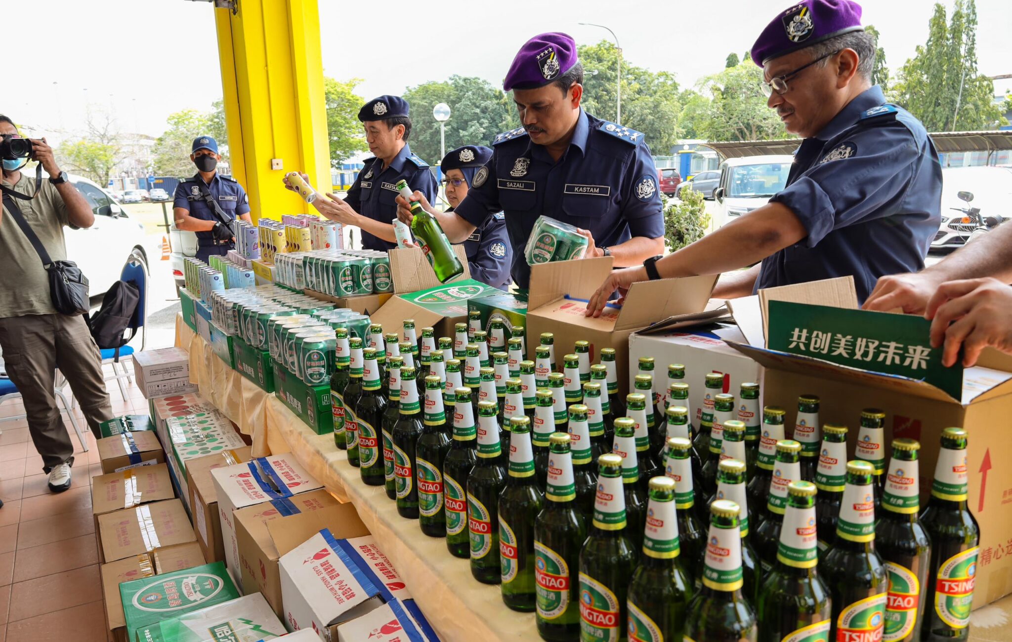 Seludup arak China guna kotak jus nenas Pantai Barat Negeri