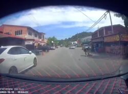 [VIDEO] Kanak-kanak mahu lintas jalan tersembam dirempuh motosikal