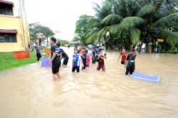 Banjir: Pantau anak elak tragedi