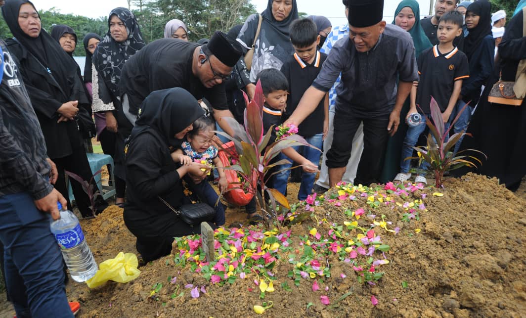 [VIDEO] Suasana pilu selubungi pengkebumian Bella