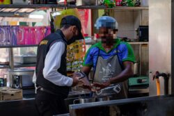 Pekerja kencing tepi longkang, restoran mamak diarah tutup 14 hari