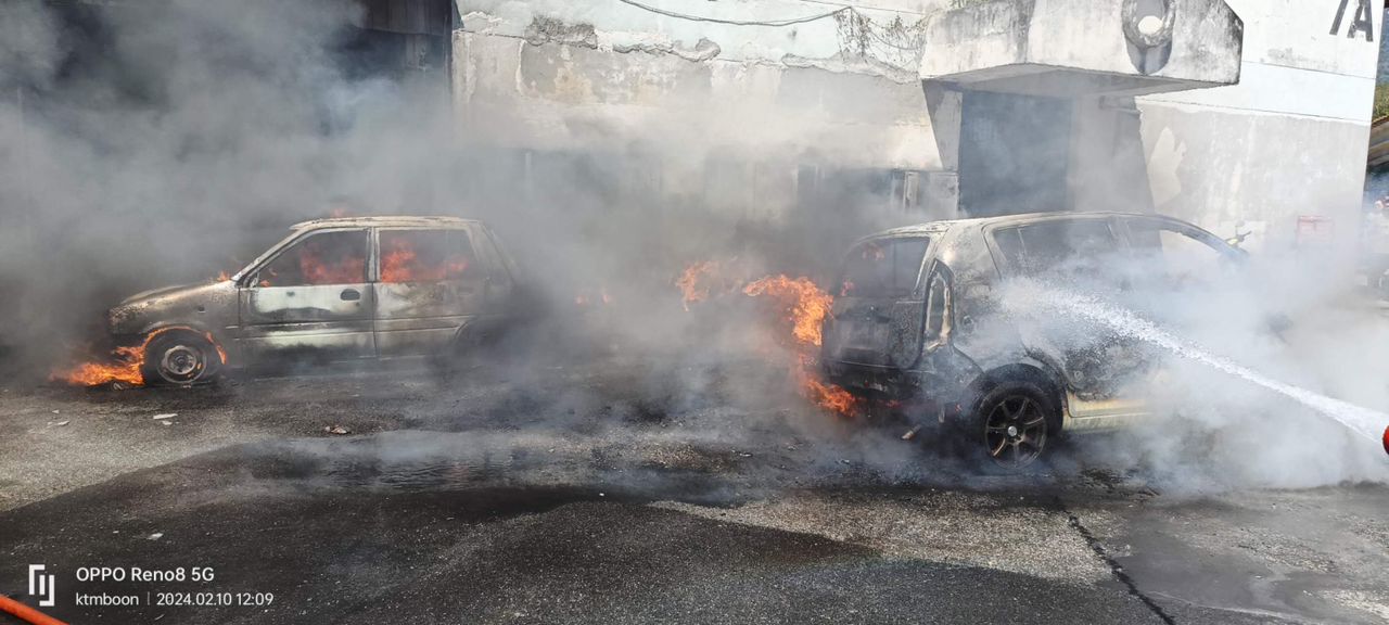 Penduduk cemas kereta, motosikal bawah rumah terbakar