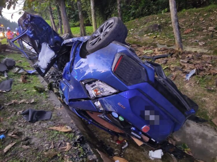 Anggota Polis Maut, Kereta Terbabas Langgar Ular - Kosmo Digital