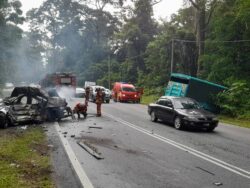 Dua rentung, kereta dinaiki terbakar selepas bertembung dengan lori