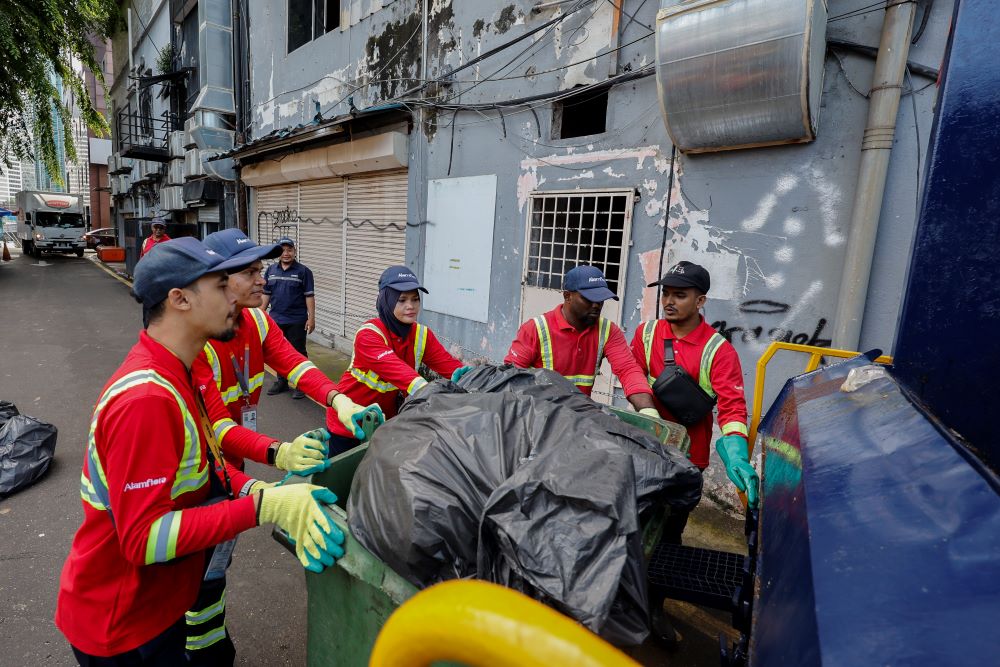 Tukang sampah adiwira kebersihan Ibu Kota 8