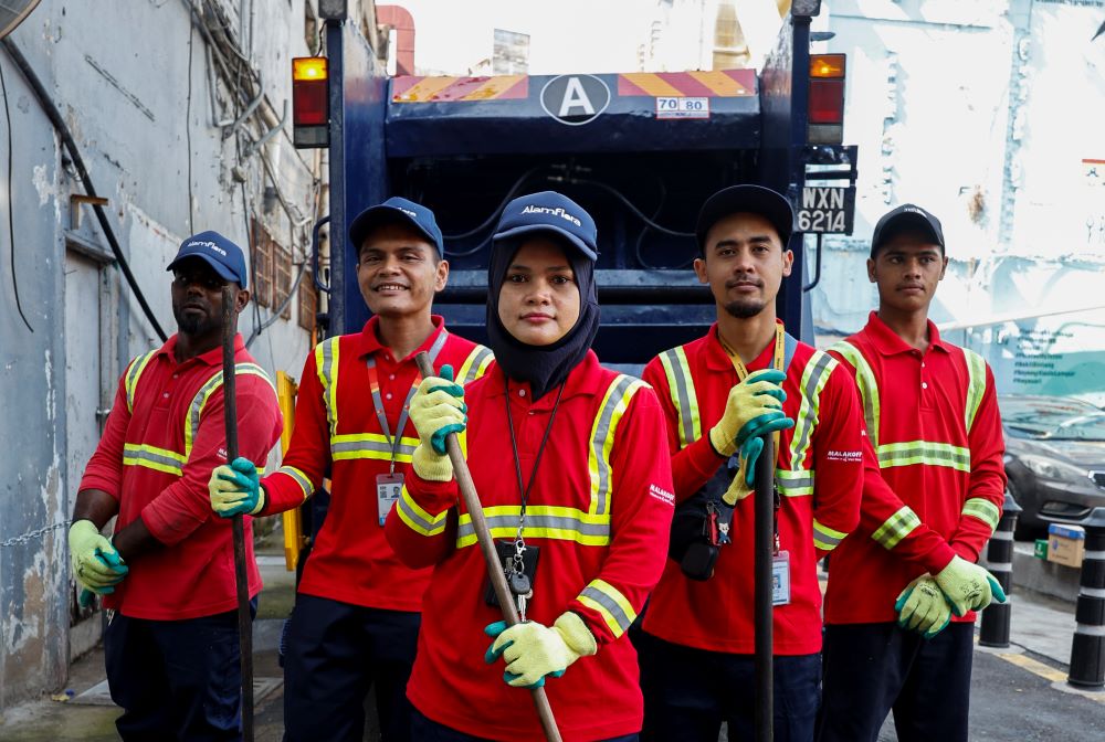 Tukang sampah adiwira kebersihan Ibu Kota