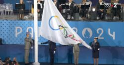 Bendera Sukan Olimpik Paris berkibar terbalik