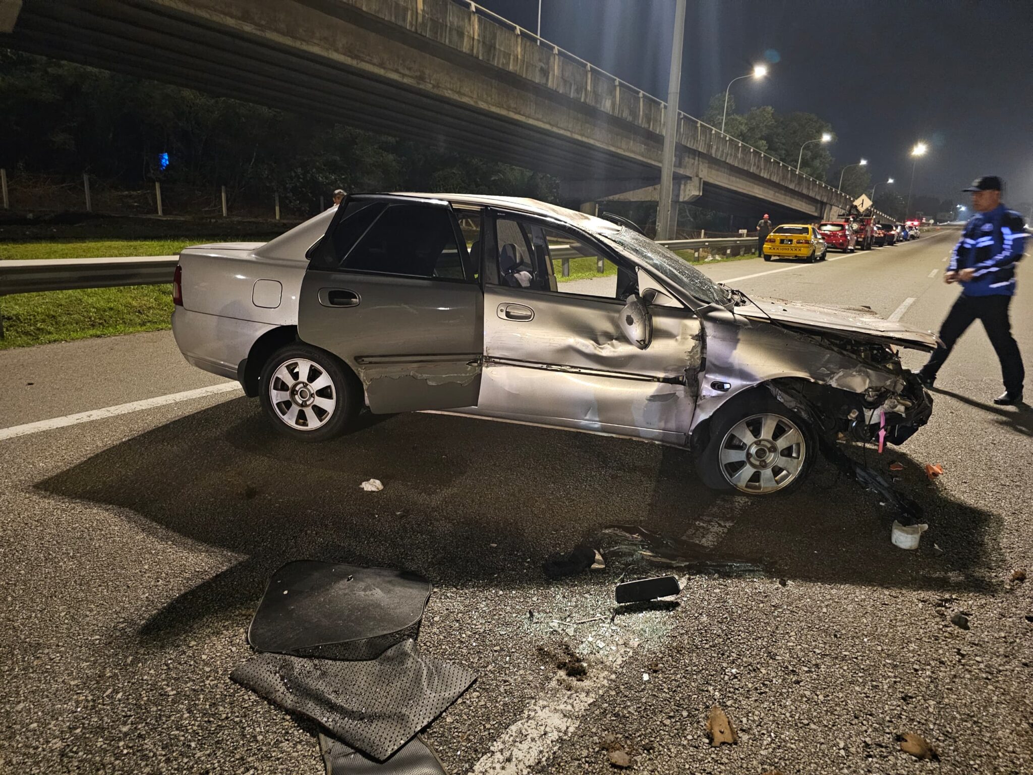 Tiga Kontraktor Jalan Maut, Seorang Cedera Dilanggar Kereta - Kosmo Digital