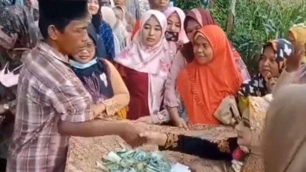 Tetamu isi wang tunai dalam kain untuk pengantin 