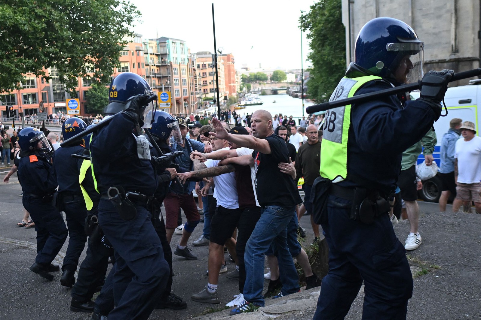 ANGGOTA polis berhadapan kumpulan anti pendatang di Bristol UK. AFP