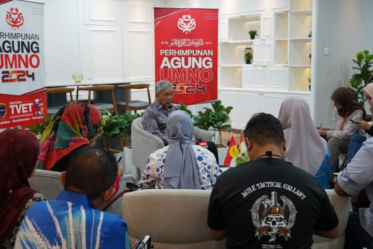 Ahmad Zahid tengah ketika wawancara khas sempena Perhimpunan Agung UMNO di WTC Kuala Lumpur hari ini.