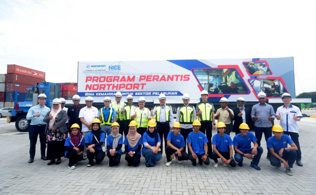 Anthony Loke tujuh dari kanan ketika pelancaran Program Perantis Northport hari ini.