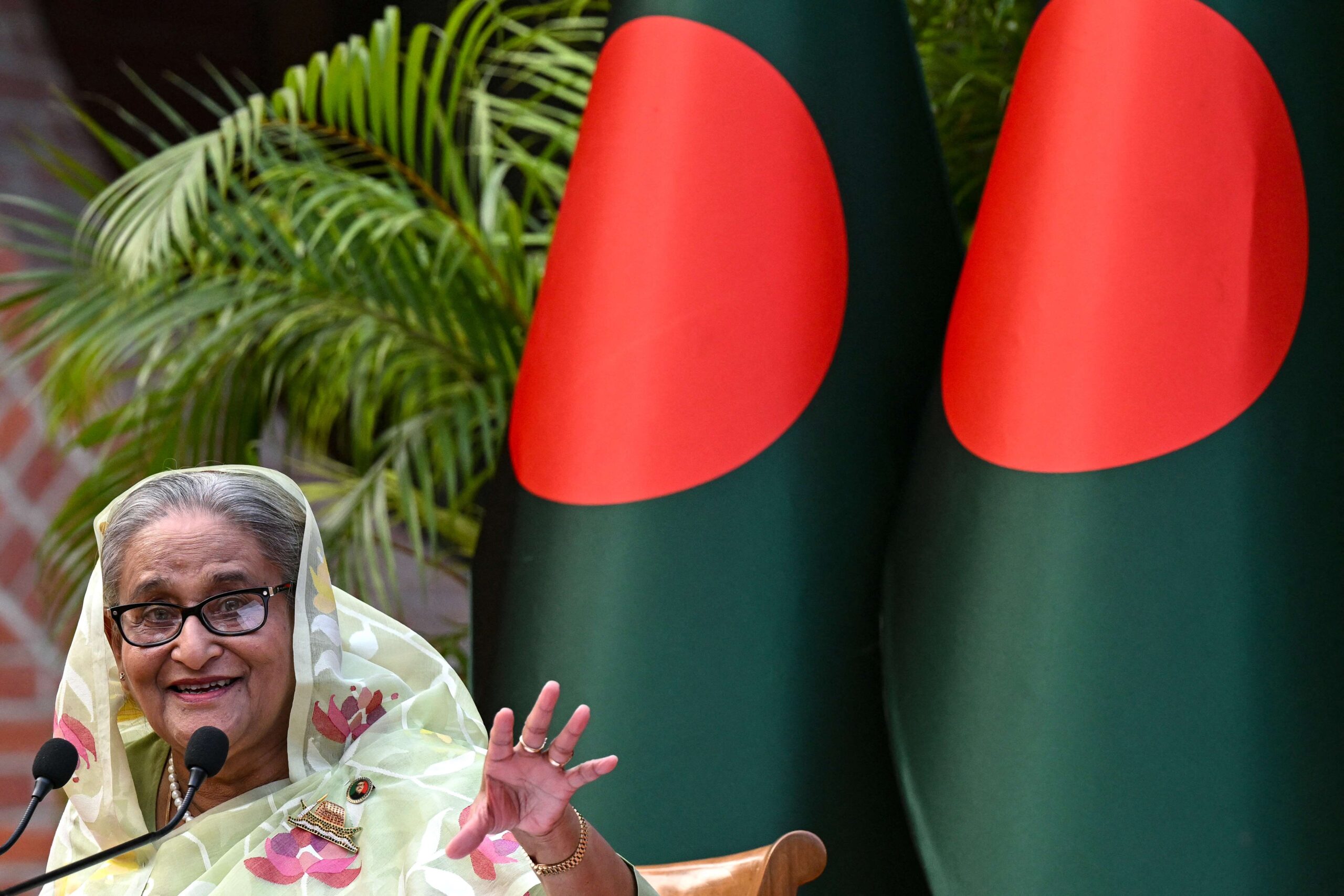 PM Bangladesh, Sheikh Hasina lari ke luar negara