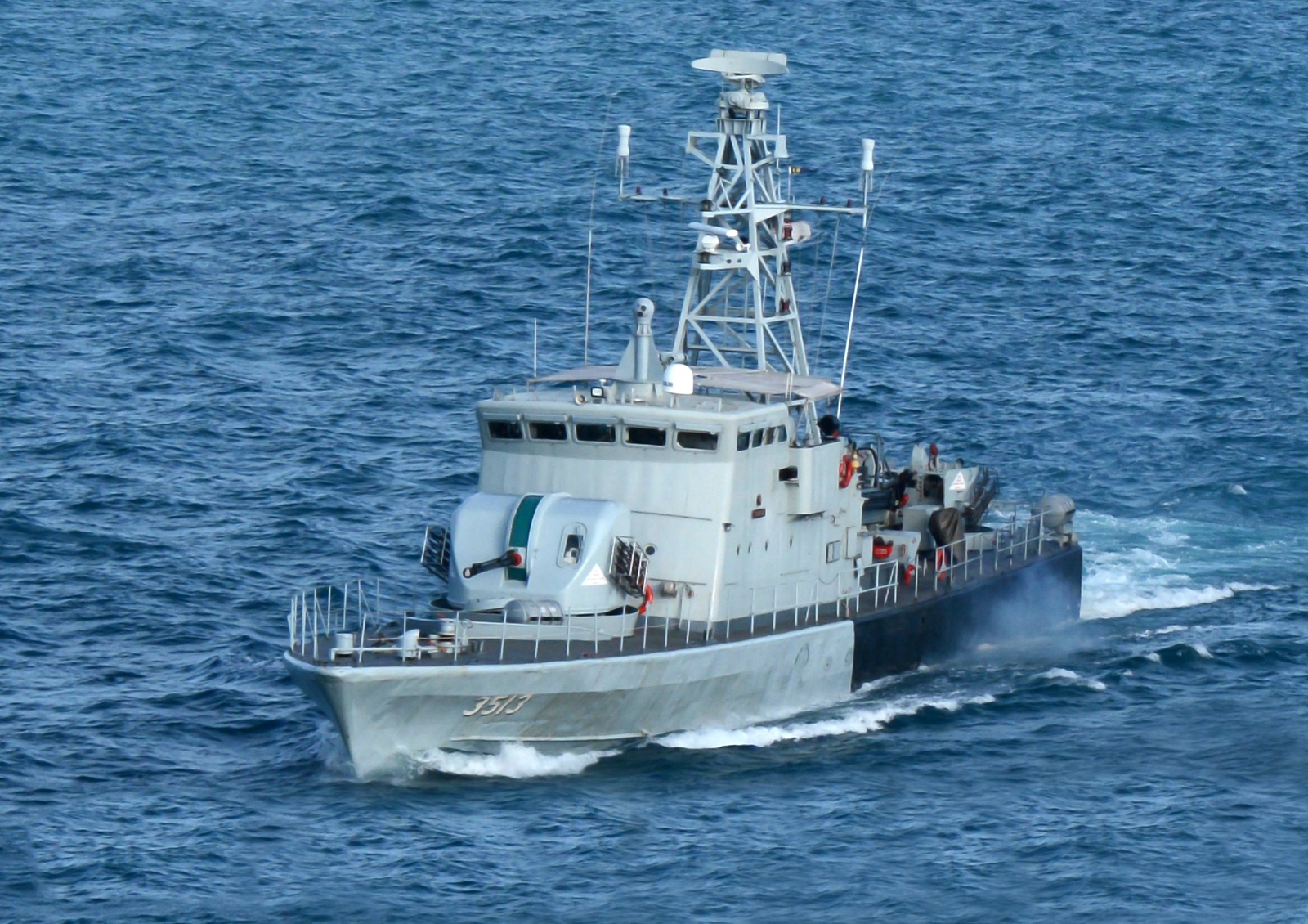 Kapal TLDM iaitu KD Pendekar mengalami kebocoran dan kebanjiran besar di posisi 2 batu nautika Tenggara Tanjung Penyusop Johor pukul 12 tengah hari tadi.