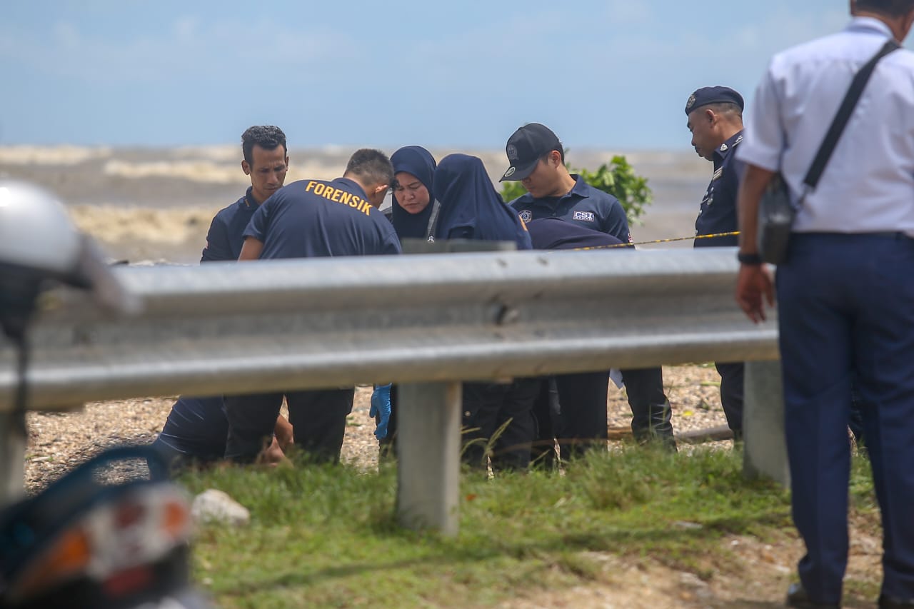 Mayat kanak kanak berusia dua tahun yang hanyut sejauh 15km sebelum ditemui di tepi Pantai Leman Kuala Kedah pada semalam. Foto oleh SHAHIR NOORDIN