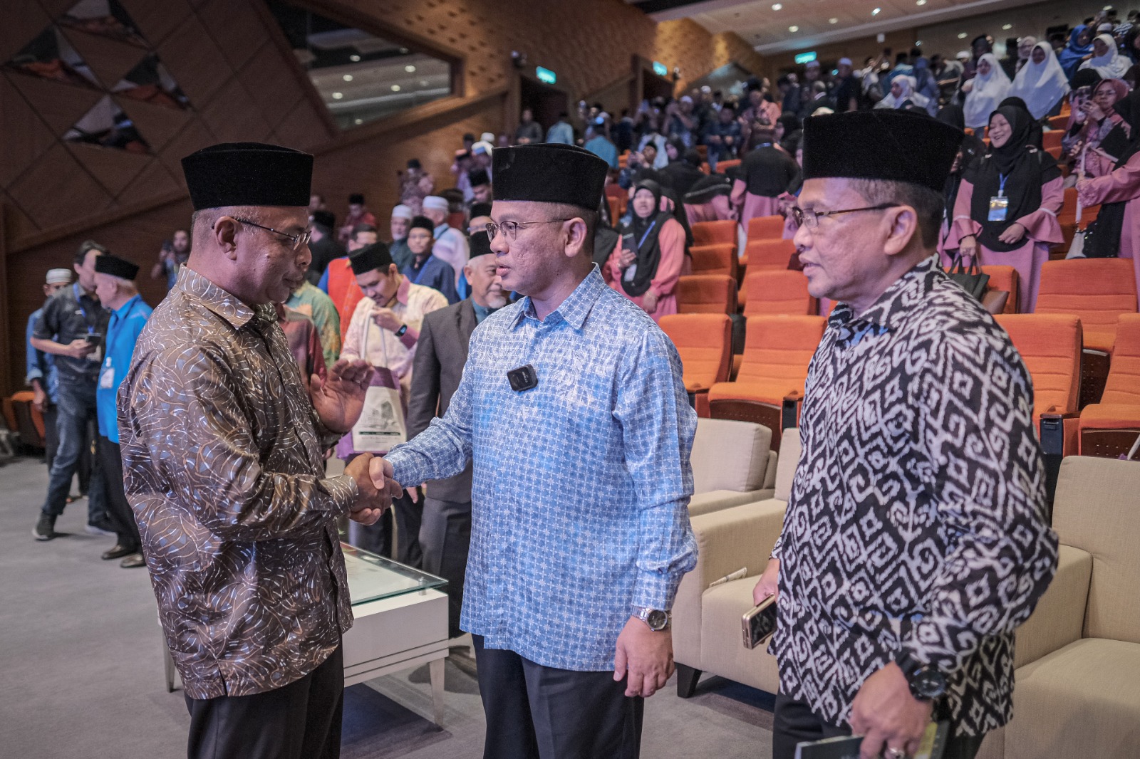 Mohd. Naim beramah mesra selepas merasmikan Konvensyen Transformasi Tanah Perkuburan Islam dan Pengurusan Jenazah Tahun 2024 di sini hari ini. Foto oleh FAIZ ALIF ZUBIR