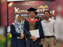 Ibu menangis terima diploma anak