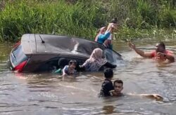 [VIDEO] Gara-gara monyet melintas, enam sekeluarga masuk parit