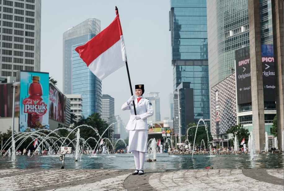 Askar wanita kibar bendera Indonesia akhirnya dibenar pakai tudung