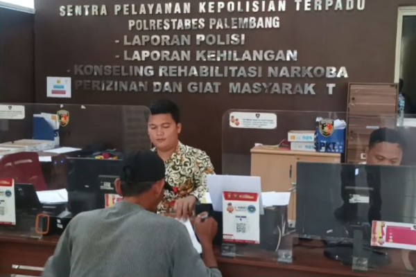 Suami menderita dalam penjara, isteri di luar main kayu tiga