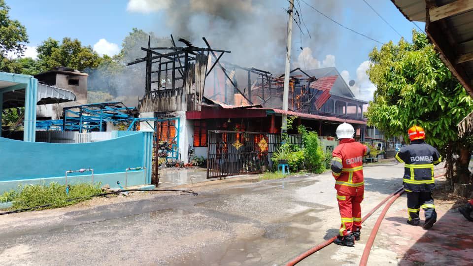 kebakaran sebuah rumah di Taman Mas Tanah Merah hari ini. FOTO IHSAN KELUARGA