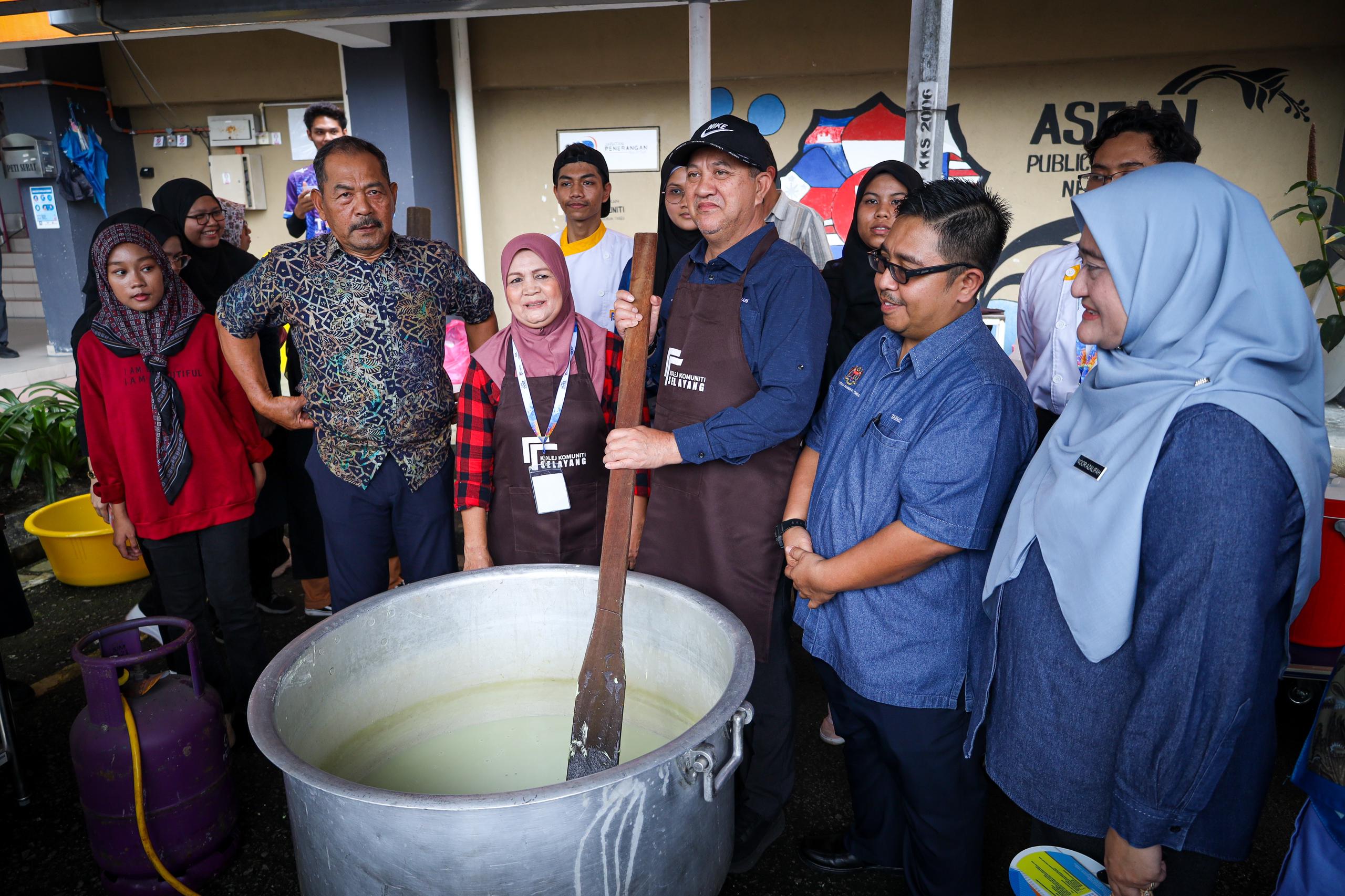 Mohd Zahari tiga dari kanan ketika hadir pada Majlis Perasmian Penutup Festival TVET Madani @ KKSY Kelestarian Ilmu Warisan Malaysia Madani di Kolej Komuniti Selayang. Foto oleh Saddam Yusoff