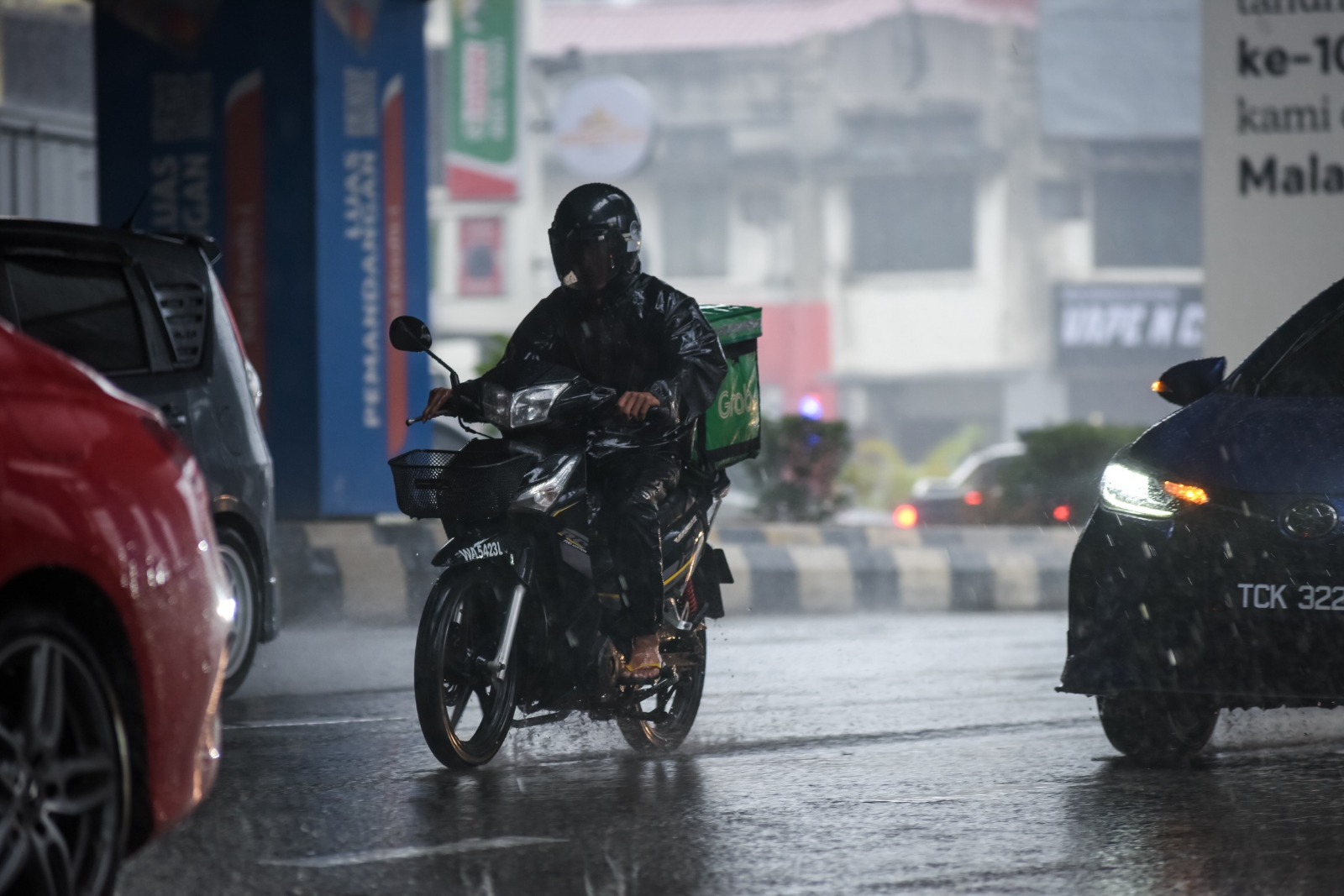 Hujan lebat, ribut petir badai Selangor, Sarawak, Sabah pagi ini