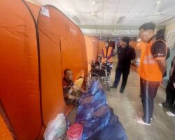 Ghairah buat ‘live’ banjir, polis ambil tindakan