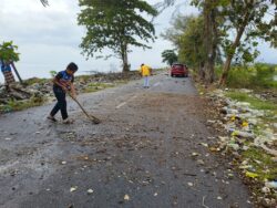 Ombak besar ‘pulangkan’ sampah manusia