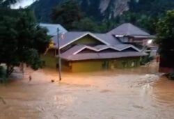 Baling banjir lagi, air sungai melimpah deras ke rumah penduduk